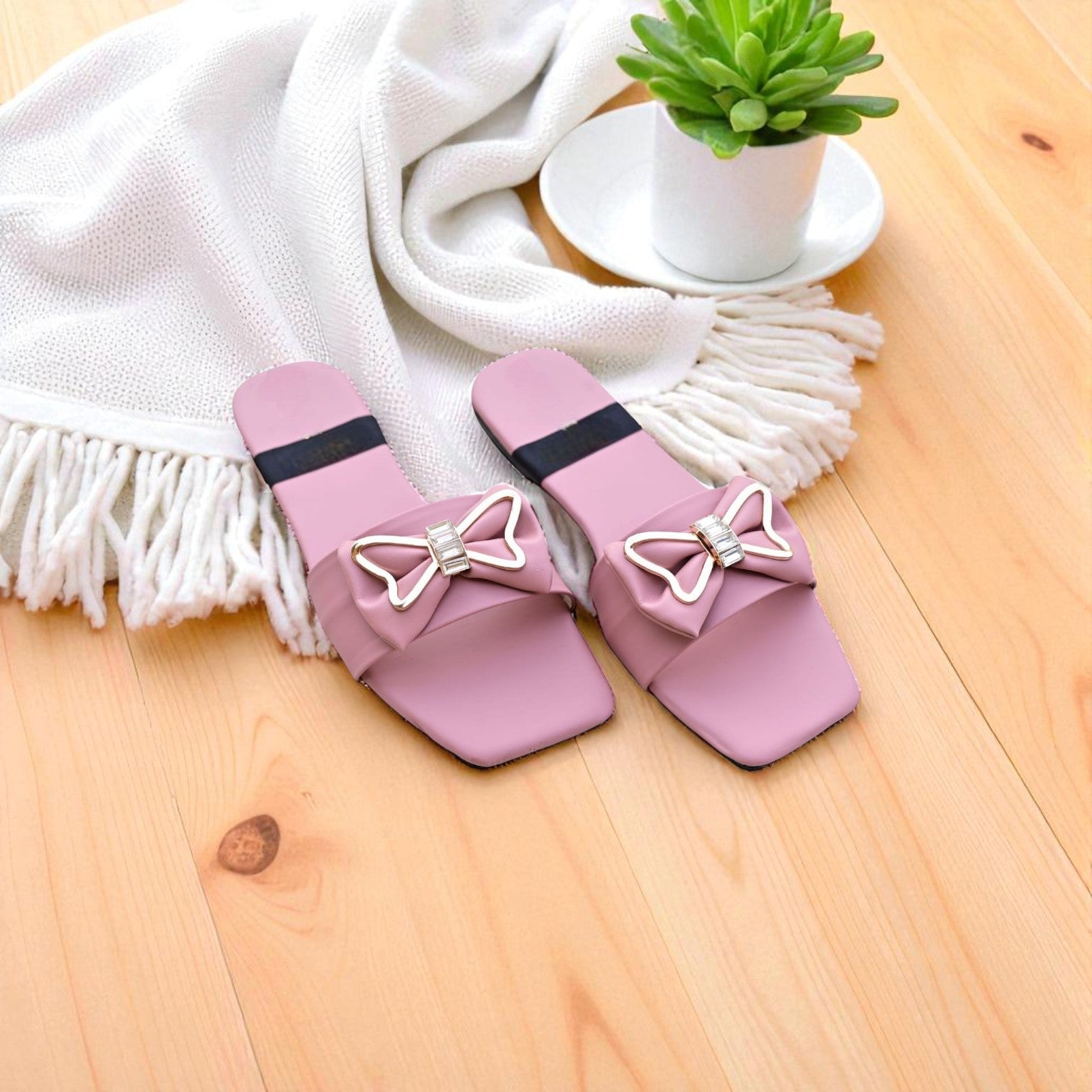 Glimmer Bow' Squared Slipper
